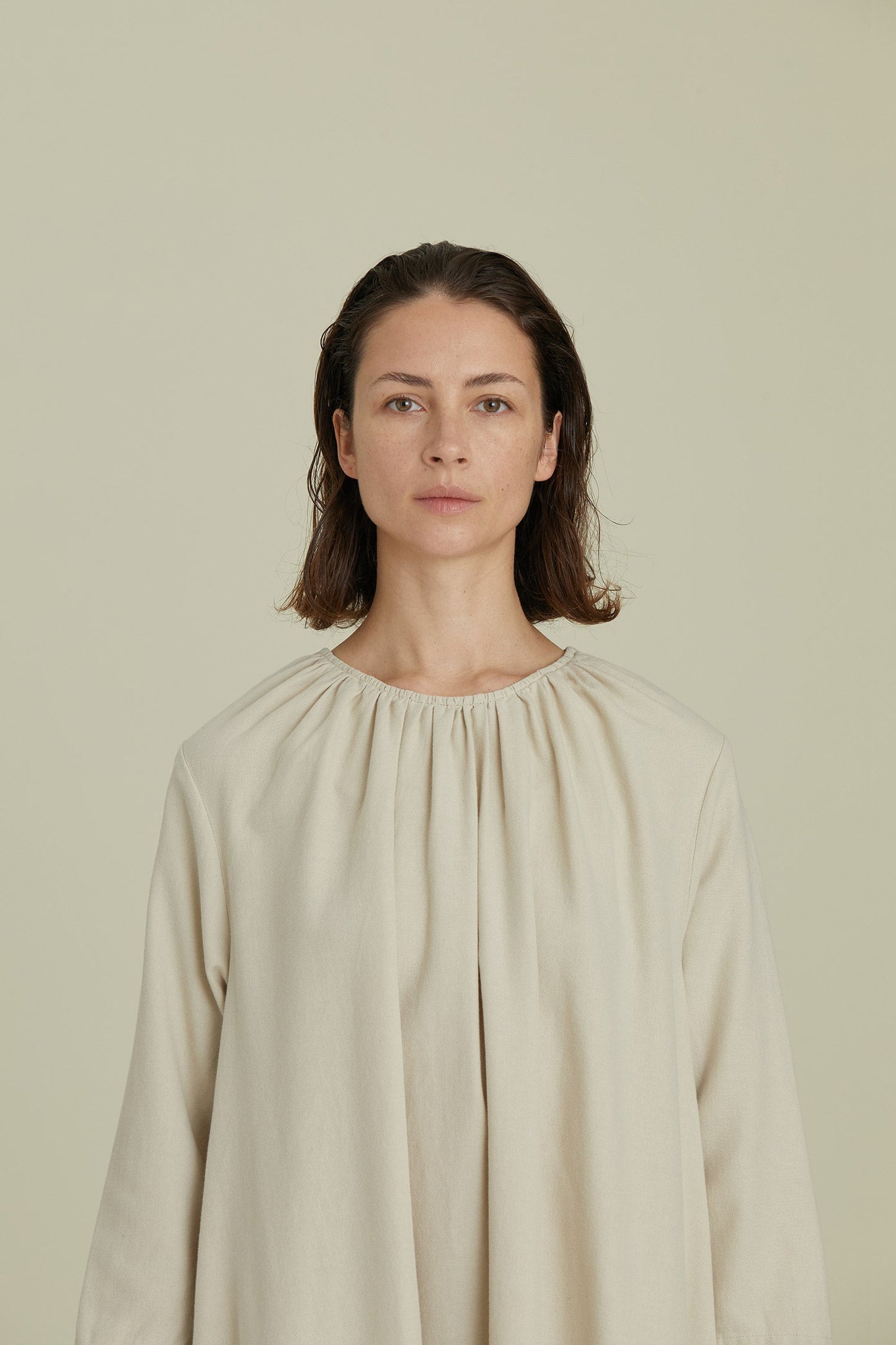 シャーリングネックドレス / アイボリー